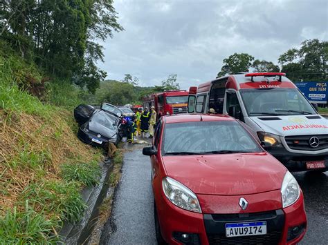 Acidente três vítimas encarceradas complica trânsito da BR 277 na