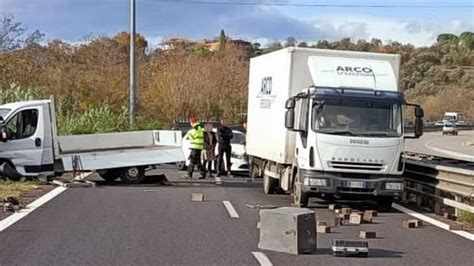 Incidente Lungo La Circonvallazione Chiuso Il Tratto Dopo Pescara