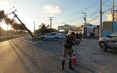 Carro colide em poste na avenida José Carlos Silva O que é notícia em