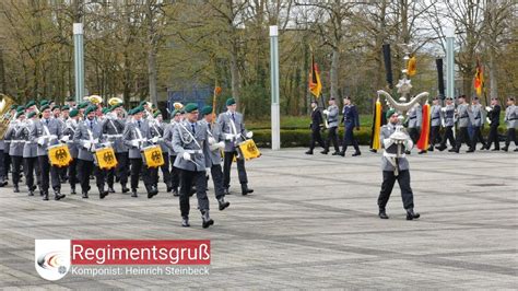 Ausmarsch einer Ehrenformation Truppenfahnen und Regimentsgruß