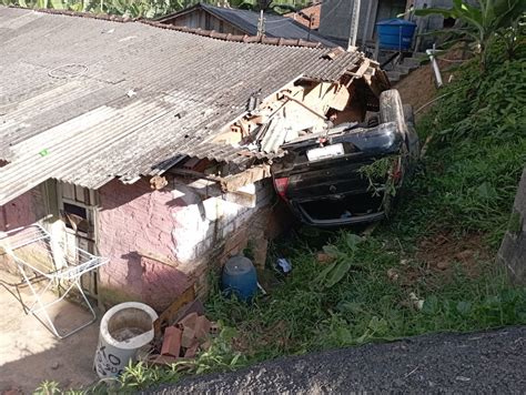 Carro Cai De Barranco E Bate Em Uma Casa Em Blumenau Oauditorio