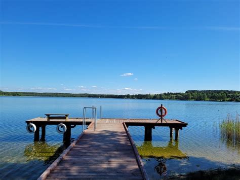 Domki nad jeziorem plaża z pomostem Mikołajki Mrągowo Nowy Probark