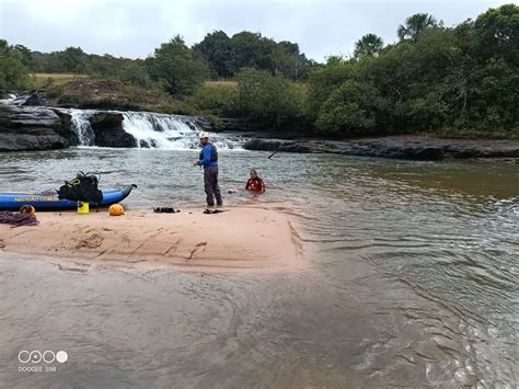 Corpo de adolescente que foi arrastado por correnteza de cachoeira é