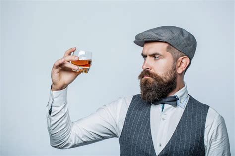 Sommelier Prova Bebida Cara Bonito Homem Bem Vestido De Casaco Copo