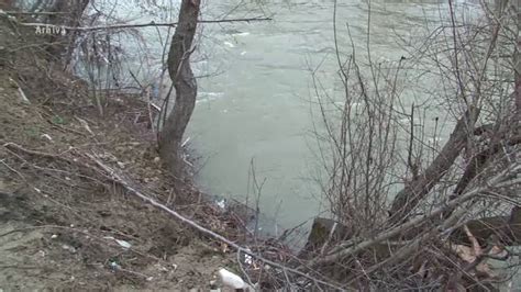 Fetita De Cinci Ani Gasita Aproape Moarta Intr Un Canal De La Marginea