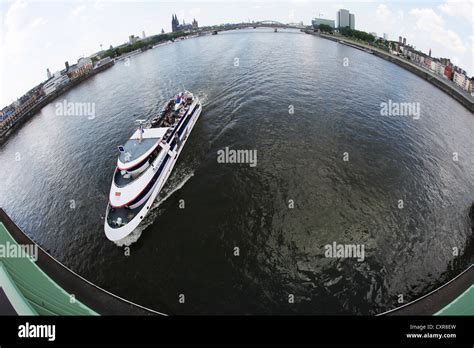 Ausflugsboot Auf Dem Rhein Fotos Und Bildmaterial In Hoher Aufl Sung