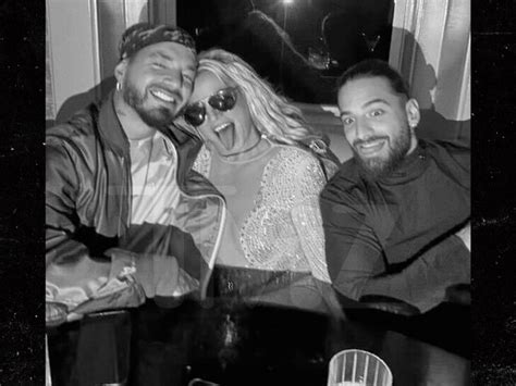 Britney Spears janta Maluma e J Balvin posa a língua de fora