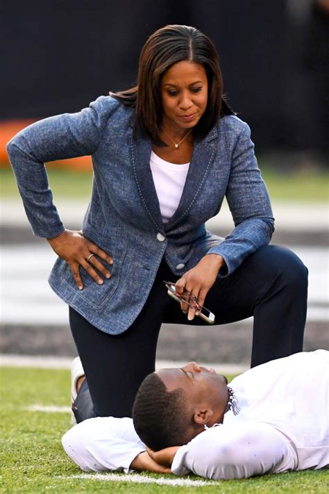 Meet Lisa Salters The Veteran Espn Sideline Reporter For The Nfl