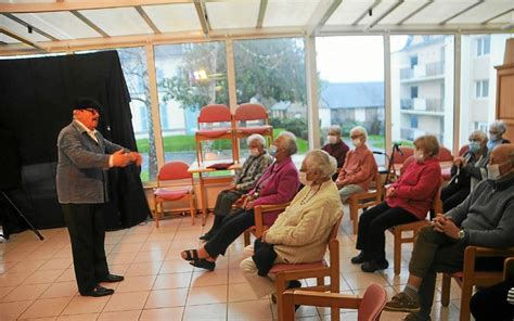 Jaoset DLainti fait le spectacle pour les aînés du foyer logements Les