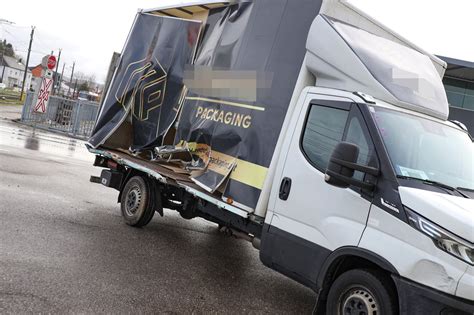 Bahn Bergang Alkoven Klein Lkw Von Linzer Lokalbahn Erfasst