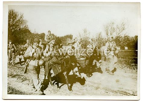 Luftwaffe Pressefoto Fallschirmjäger auf dem Vormarsch Luftwaffe