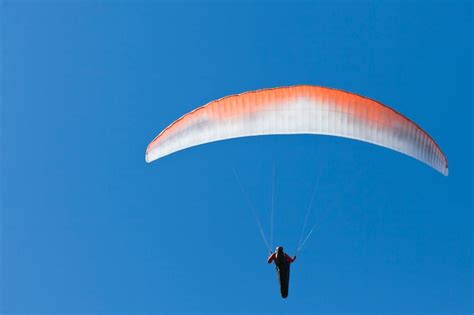 Premium Photo Man Practicing Paragliding Extreme Sport