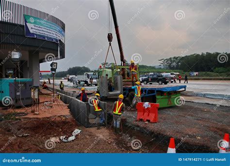 Trabajadores Del Proyecto Al Manejar Los Canales En La Construcci N