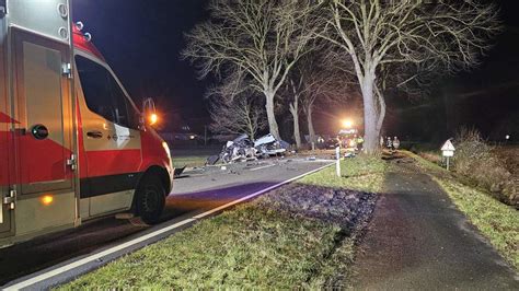 Autofahrer Stirbt Nach Frontalkollision Mit Baum