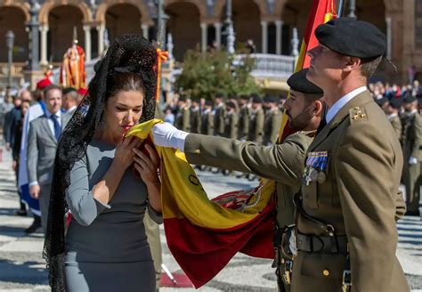 En imágenes la Jura de Bandera civil en la Plaza de España