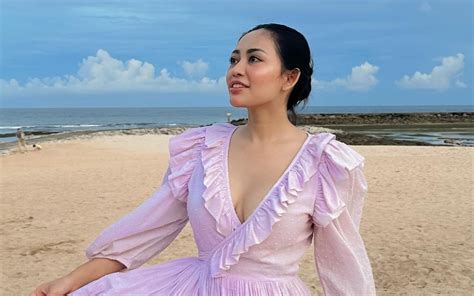 Potret Rachel Vennya Pakai Dress Pink Di Pantai Netizen Selalu