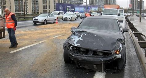 İstanbul da korkunç kaza Araç ikiye bölündü