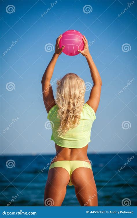 Femme De Plage Dans Le Bikini Tenant Un Volleyball Image Stock Image