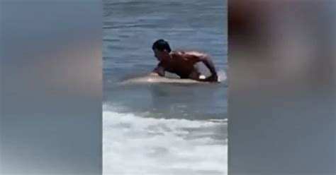 Bagnante Cattura Uno Squalo A Mani Nude Poi Gli Apre Il Muso E Posa Per Delle Foto Le Immagini