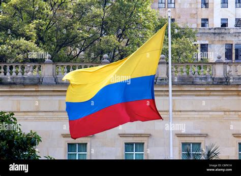 La bandera colombiana de streaming en el viento en la Casa Nariño