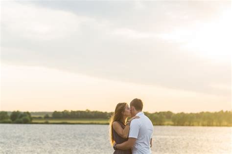 Joven Pareja De Enamorados Al Aire Libre Abraz Ndose Y Riendo Juntos En