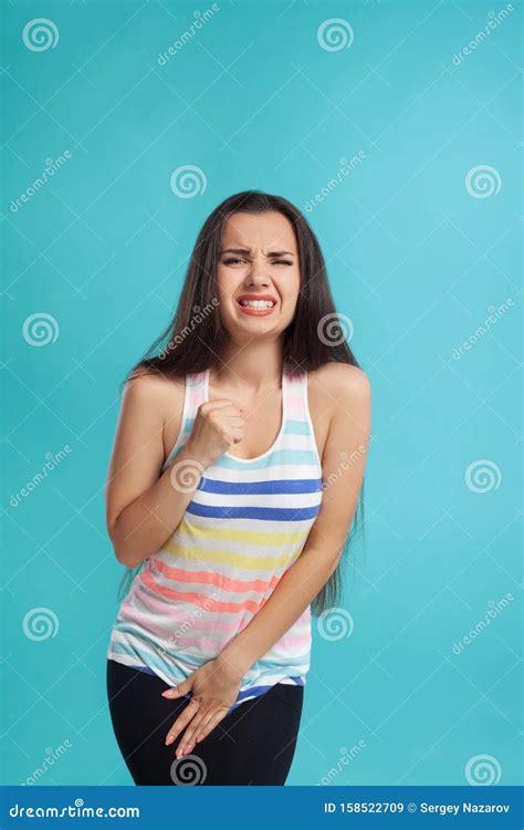 Mujer Brunette De Pelo Largo Vestida Con Camisa A Rayas Y Piernas Negras Posando Sobre Fondo
