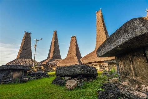 Pesona Wisata Di Tanah Sumba Nuansa Marapu Di Kampung Adat