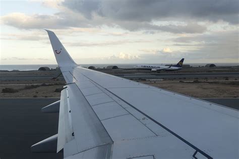 Window Seat Landing B737 Ryanair At Lpa Las Palmas Gran Ca Flickr