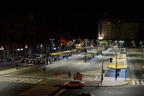 Mujeres Se Desnudan En París Contra La Opresión En El Mundo árabe Infobae