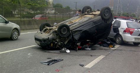 G1 Após perseguição carro capota em rodovia e suspeito é preso