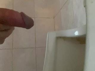 公衆トイレの小便器で大きな金玉を持った巨根で放尿 Pornhub Gay