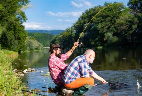 Dois Homens Amigos Pescadores Pescando No Rio Velho Pai E Filho