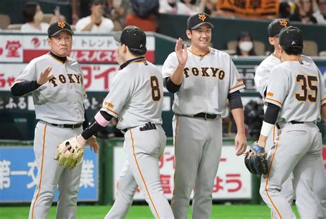 ＜ソ・巨3＞勝利しタッチを交わす（左から）原監督、丸、菅野ら巨人ナイン（撮影・岡田 丈靖） ― スポニチ Sponichi Annex 野球