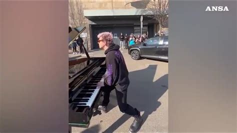 Un Pianista Suona Imagine Davanti Al Consolato Ucraino A Milano Youtube