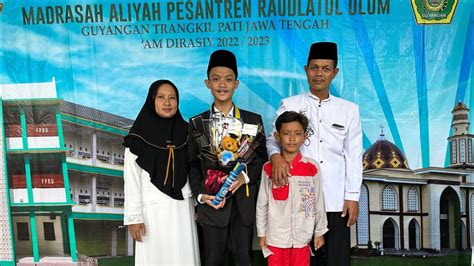 ADIK SAYA WISUDA SMA DAPAT PERINGKAT PERTAMA ALHAMDULILLAH BAPAK IBUK