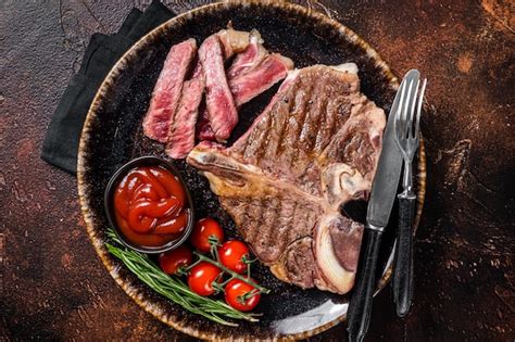 Carne Bovina Grelhada Bife Cozido Osso Em Um Prato Tomate Fundo