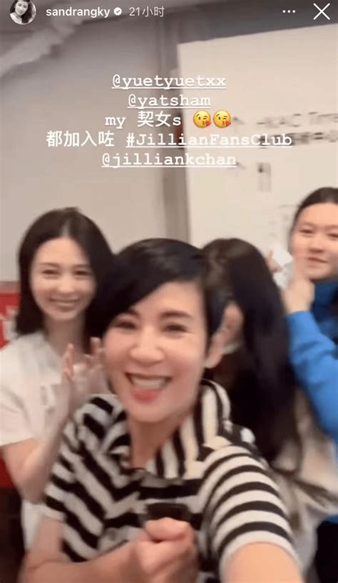 邱淑贞三女儿罕见同框！大女儿颜值出众，两妹妹害羞腼腆相貌平平沈月陈是如吴君如