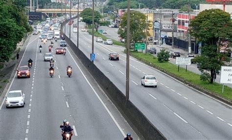 Rodovia R Gis Bittencourt No Trecho De Tabo O Da Serra Passa A Se