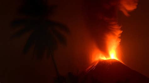 Gunung Soputan Siaga Warga Dilarang Beraktivitas Di Radius Bahaya