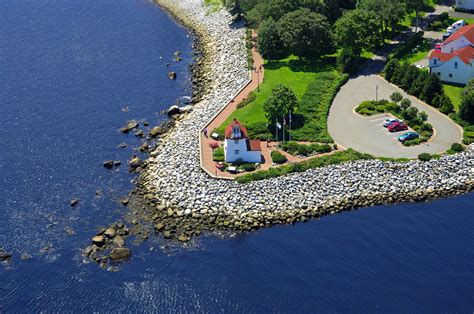 Fort Point Lighthouse in Liverpool, NS, Canada - lighthouse Reviews ...