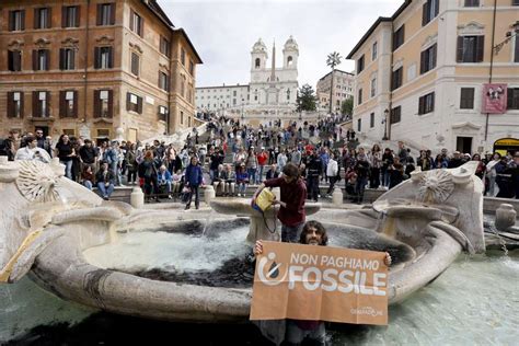 Roma Blitz Di Ultima Generazione In Piazza Di Spagna Tre Attivisti