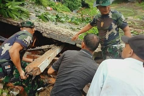 Foto Tanggap Darurat Bencana Longsor Di Natuna Sampai Maret