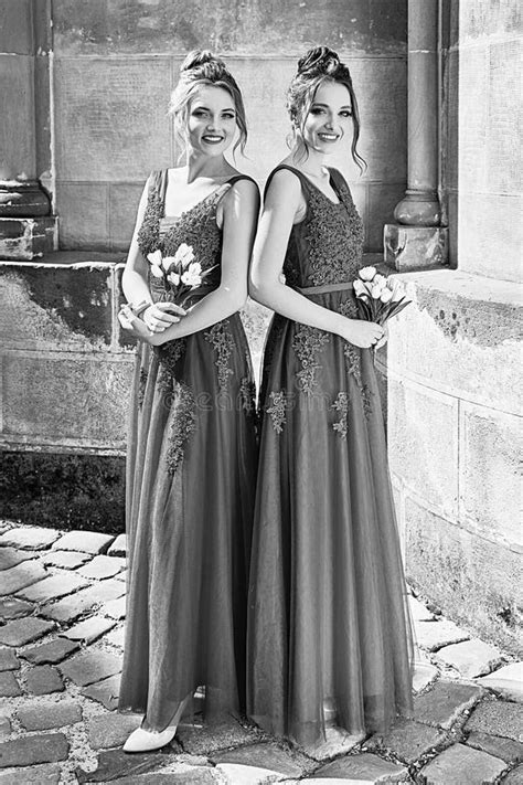 Belle Ragazze Damigelle Brunette Vestite Da Donna Elegante Con Un