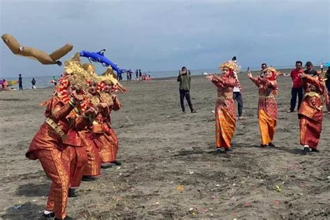 Negara Ramaikan International Kite Festival Di Pengambengan Denpost