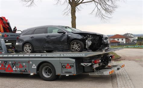 Kreuzungskollision Zwischen Zwei PKW In Neukirchen Bei Lambach Laumat At