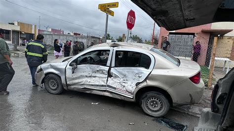 Mujer queda herida y atrapada en vehículo tras accidente en Villas de