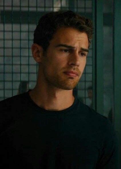 Divergent Theo James Divergent Series Tris Und Four Tris Et Quatre