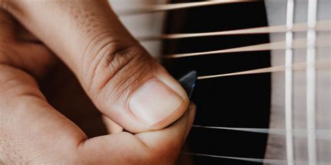 How To Strum An Acoustic Guitar