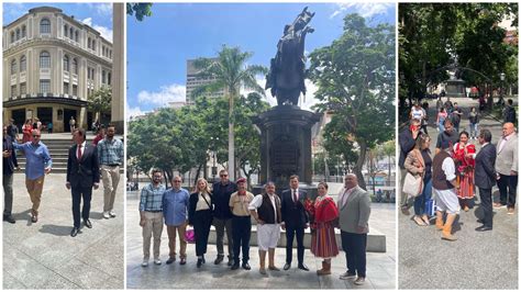 Comunidad Rindi Honores Al Libertador En La Plaza Bol Var Por El D A