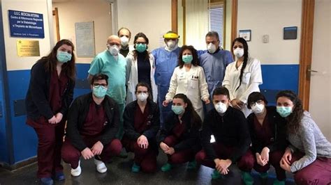 Guarisce dal coronavirus e chiede una foto ai medici Non finirò mai